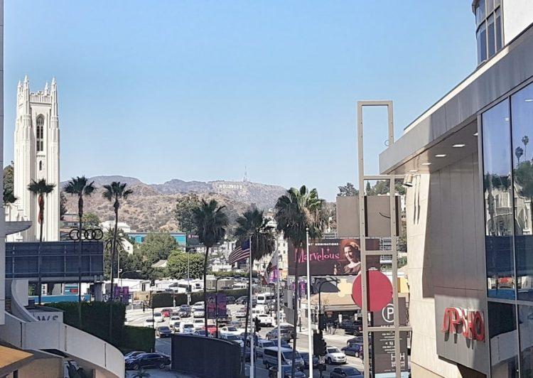 תצפית על השלט של הוליווד ממתחם דולבי בשדרת הכוכבים בלוס אנג'לס