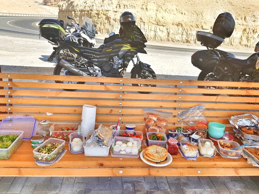 ארוחת בוקר על ספסל כשברקע אופנועים - אושרה קמחי