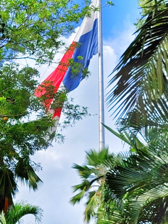 דגל פנמה מונוף בראש גבעת אנקון - פנמה סיטי - על המזוודות