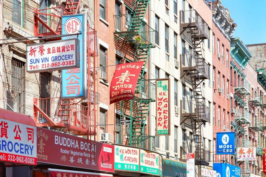 שלטים בסינית בצ'יינה טאון ניו יורק - אושרה קמחי. צילום depositphotos.